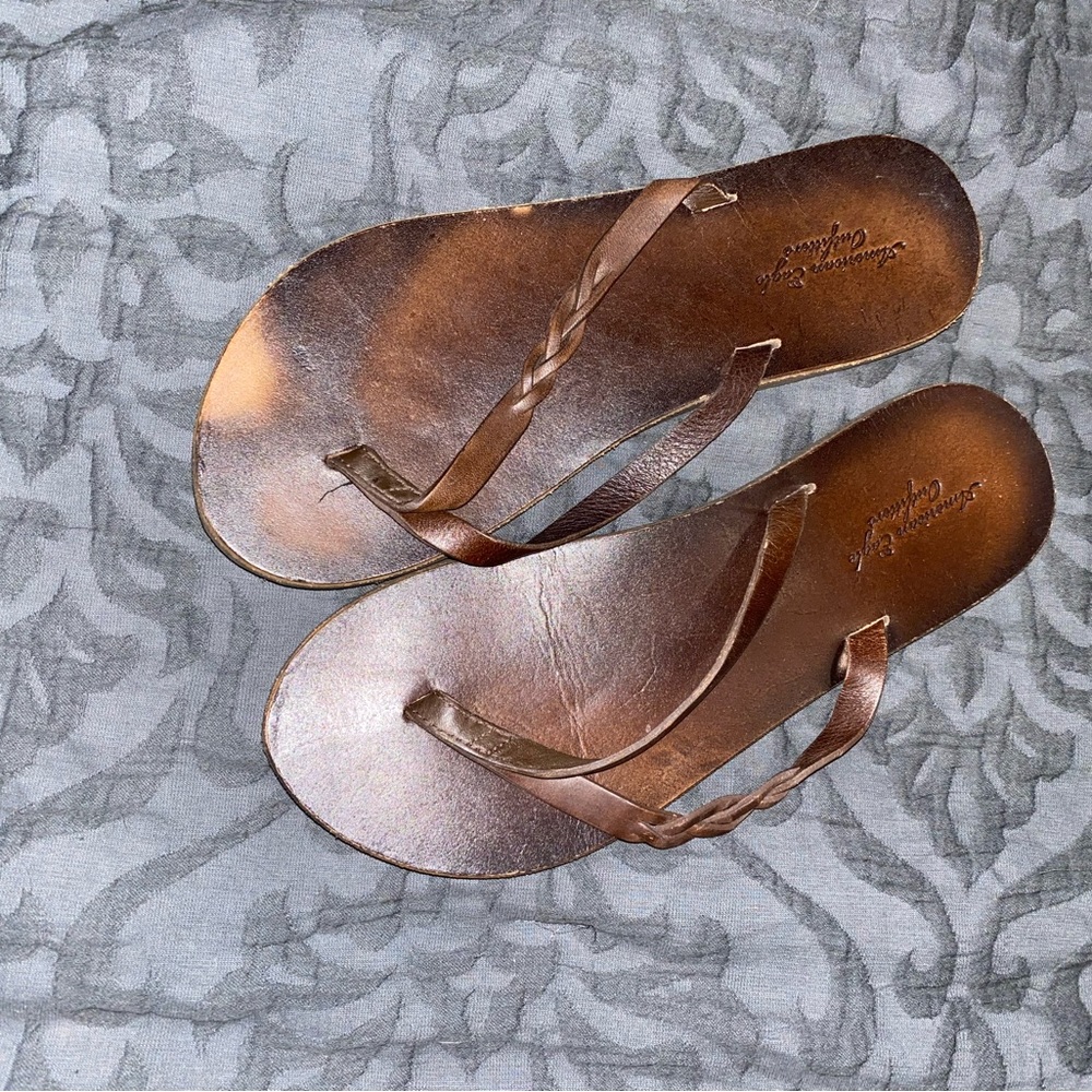 Distressed leather American Eagle flip flops. Size 8.